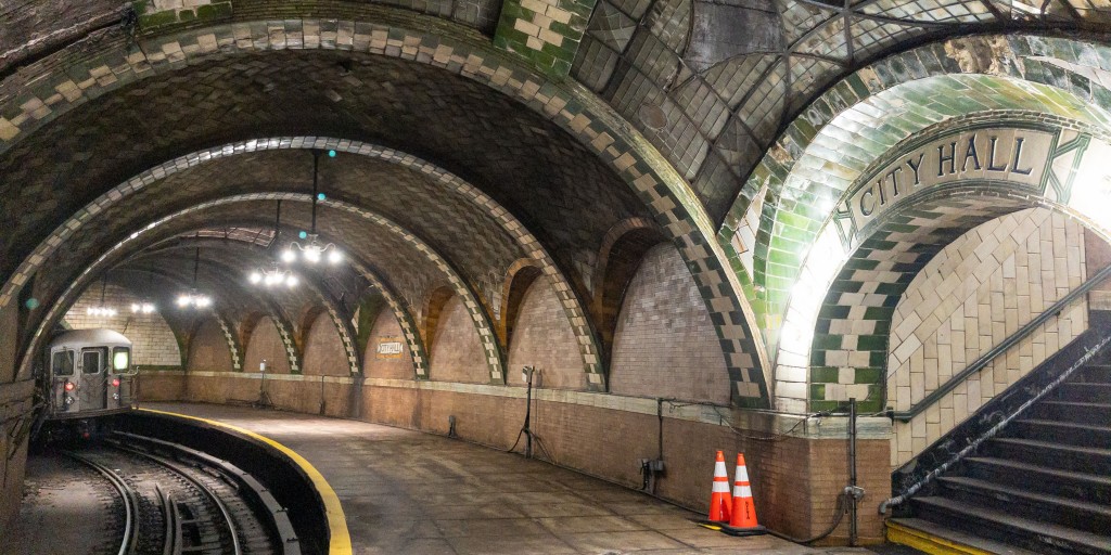 A photo of the old City Hall station on the New York subway